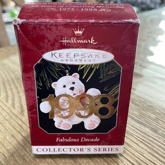 1998 Hallmark fabulous decade ornament Xmas Decor polar bear - Picture 1 of 5